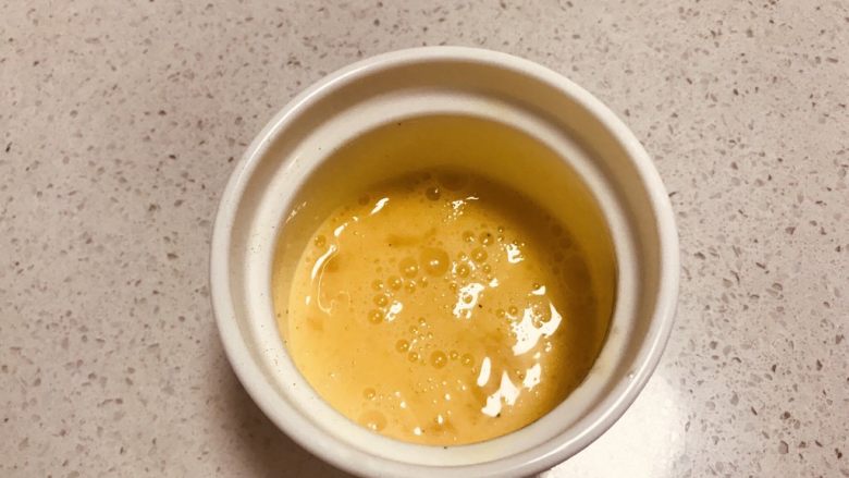 香肠蒸蛋,充分打散蛋液;