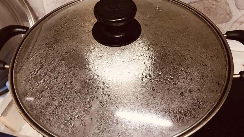 香肠蒸蛋,大火蒸8分钟,关火焖5分钟;