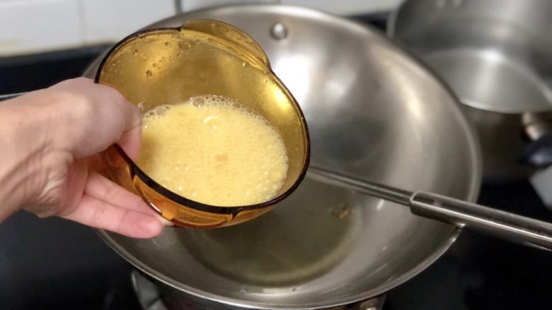 香肠青菜鸡蛋炒面➕满城春色宫墙柳,鸡蛋打散成蛋液,热锅油五成热,下锅