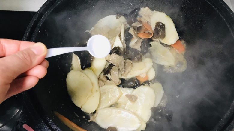 山药炒肉片,适量的盐,翻炒3分钟;