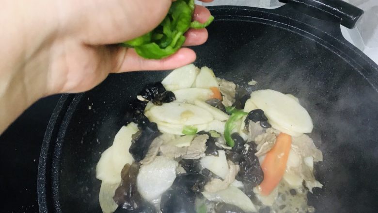 山药炒肉片,加入青椒翻炒1分钟;