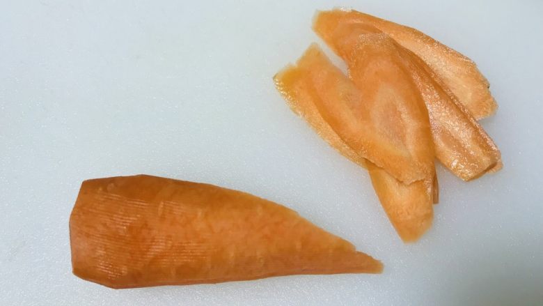 山药炒肉片,胡萝卜去皮,切10片即可;