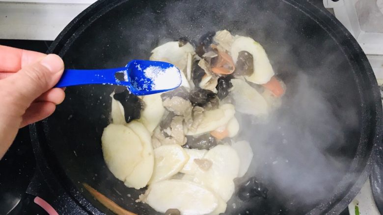 山药炒肉片,加入适量白砂糖;