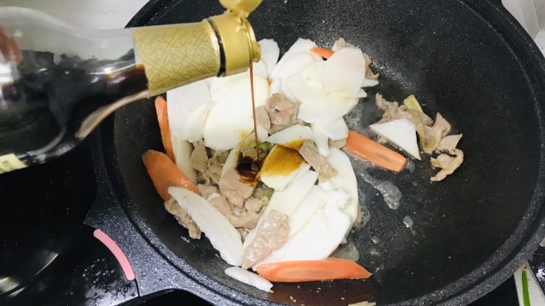 山药炒肉片,倒入生抽调味;
