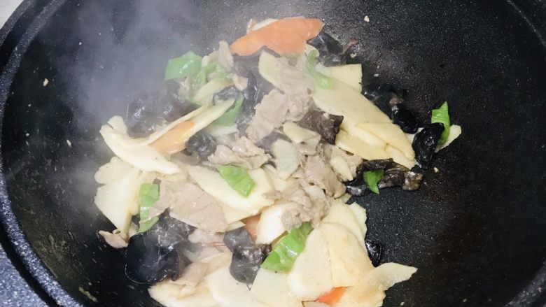 山药炒肉片,热气腾腾,香气扑鼻;