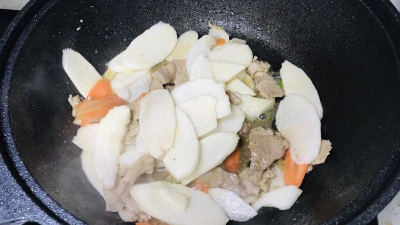 山药炒肉片,翻炒均匀;