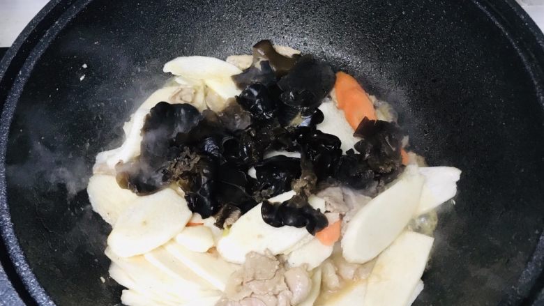 山药炒肉片,再放入木耳;