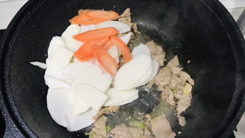 山药炒肉片,加入山药片和胡萝卜片;
