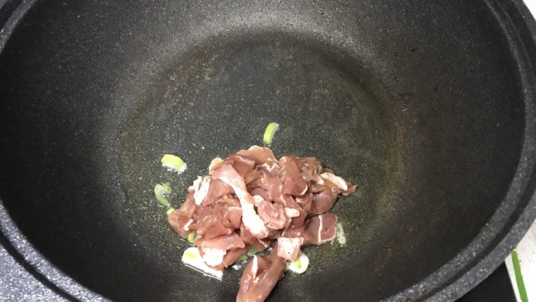 山药炒肉片,倒入腌好的肉片,中小火翻炒至断生;