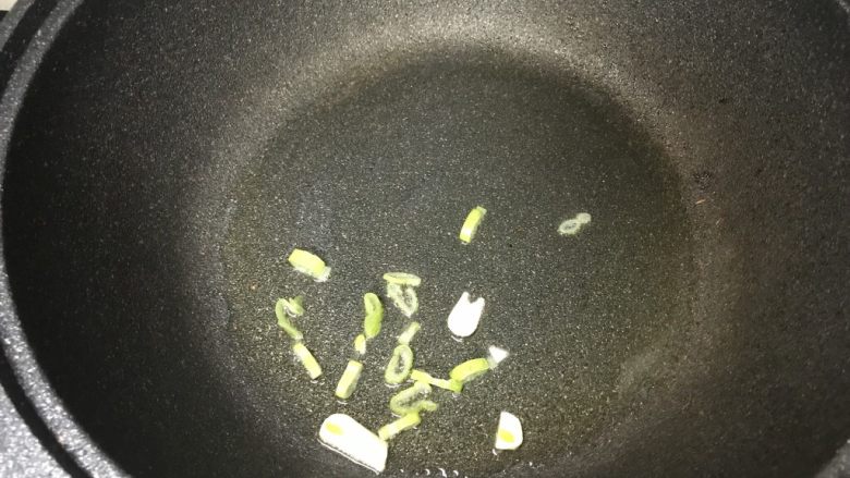 山药炒肉片,锅内倒油,油温合适后放入葱蒜,其实还有姜,肉片腌制时我放了姜粉,此时就不放姜了;