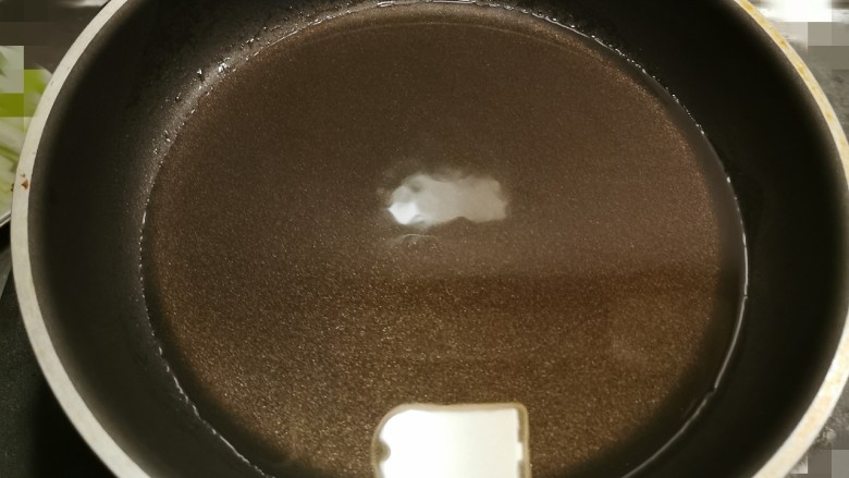 葱油芋艿,炒锅放入食用油开始炸葱油 一次多做一点可以烹饪其它菜肴