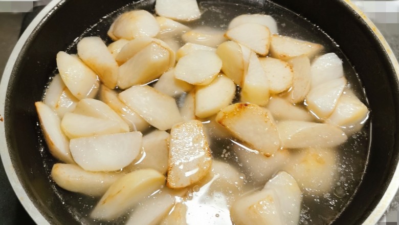 葱油芋艿,加入清水 水量与食材持平