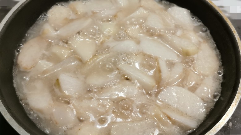 葱油芋艿,煮开 汤汁浓稠 呈奶白色