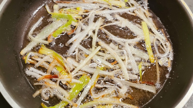 葱油芋艿,随着加热 葱慢慢焦黄