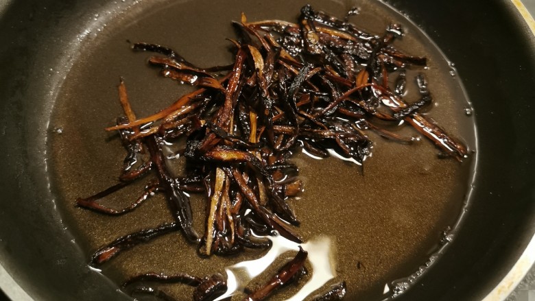 葱油芋艿,炸至焦糊状 将焦葱捞出 锅中留下2汤匙葱油 将多余的葱油保存起来 用做烹饪其它菜肴