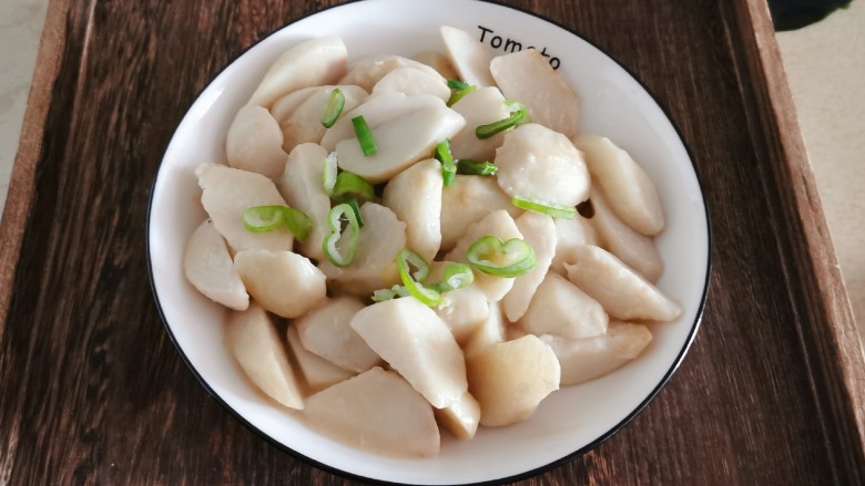 葱油芋艿,装盘 撒上葱绿圈