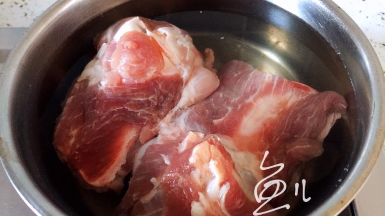 酸菜炖大骨,猪骨棒凉水下锅,焯去血沫