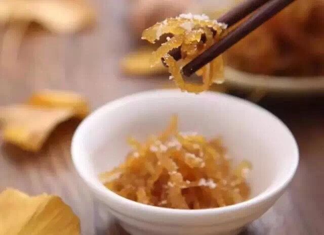 柚子皮糖,做好的柚子皮糖表面泛着一层白色糖沙,咬一口清甜甜蜜,解腻开胃,还可以化痰止咳,下次吃柚子的时候记得做起来哦!