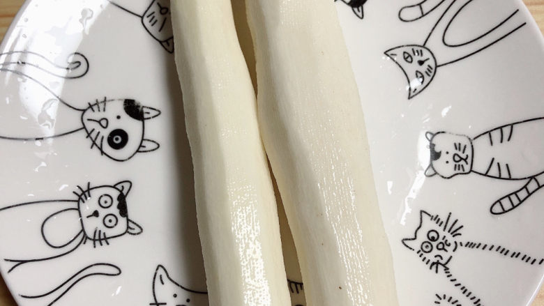 山药炒肉片,山药削去外皮,洗尽。