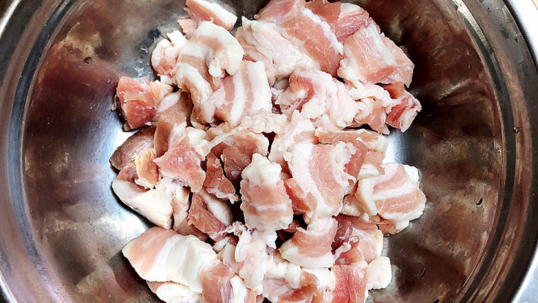 山药炒肉片,五花肉切片,放入盆中。