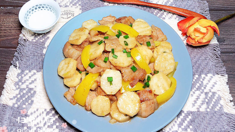 山药炒肉片,好吃到没朋友,一人一盘轻松解决了。