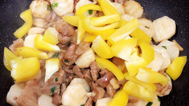 山药炒肉片,加入黄椒,颠勺翻炒均匀。