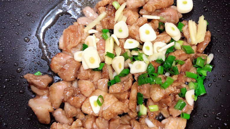 山药炒肉片,放入葱姜蒜,翻炒均匀。
