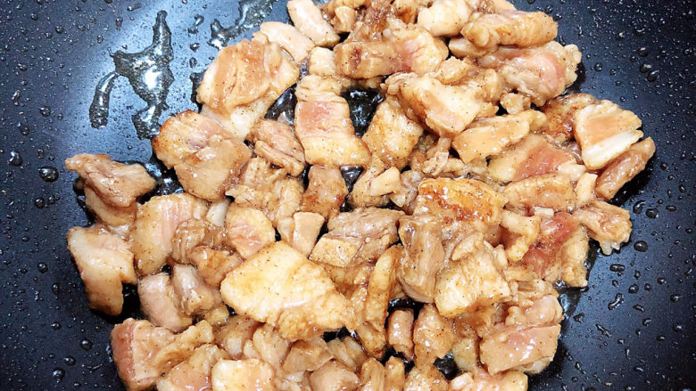 山药炒肉片,锅中倒入油,烧至五成热,放入五花肉片,翻炒均匀。
