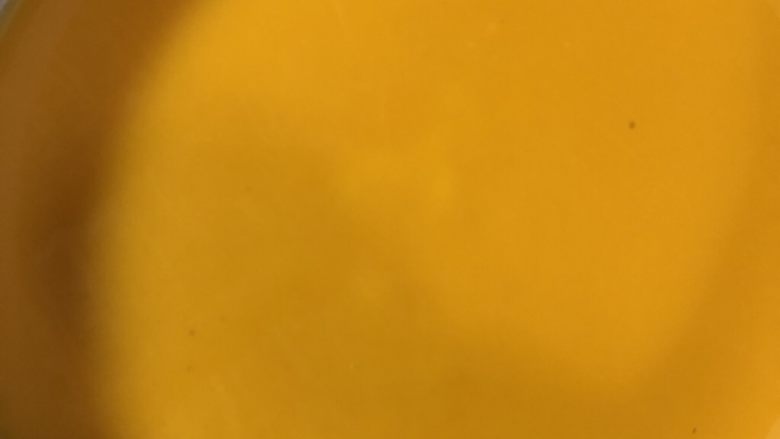 芒果慕斯蛋糕 8寸,再放凉之后倒入冷藏好的慕斯液。从模具的边沿开始倒入,中间再填满。可以轻微抬起边沿让镜面液体均匀地分布在上层。
再放入冰箱冷藏4小时以上。过夜更好。