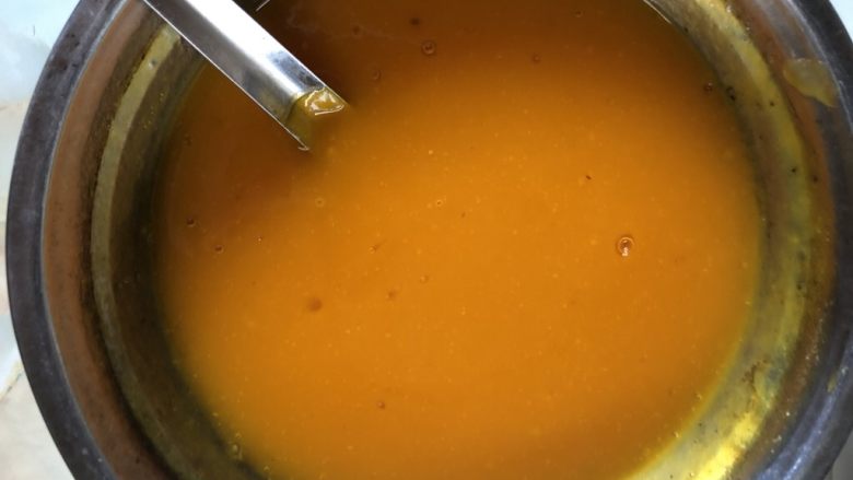 芒果慕斯蛋糕 8寸,芒果泥倒入不粘锅中加入糖和吉利丁片,小火加热,边加热边搅拌至砂糖和吉利丁片融化即可。放凉备用