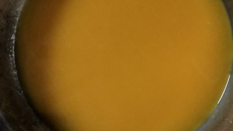 芒果慕斯蛋糕 8寸,冷藏好之后开始调制上层镜面糊。吉利丁片泡水软化,将砂糖,芒果泥,泡软的吉利丁片用不粘锅煮到砂糖和吉利丁融化后关火。