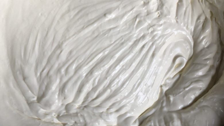芒果慕斯蛋糕 8寸,奶油打发至六成发,有明显的纹路但还可以流动就可以了。