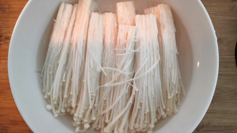 番茄金针菇汤,金针菇,放淡盐水中浸泡15分钟,冲洗干净