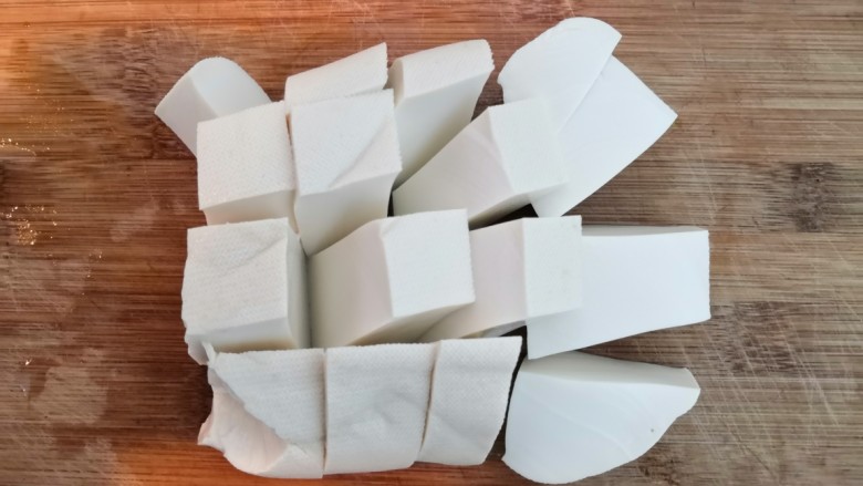 番茄金针菇汤,豆腐,清洗干净,切成小块,备用