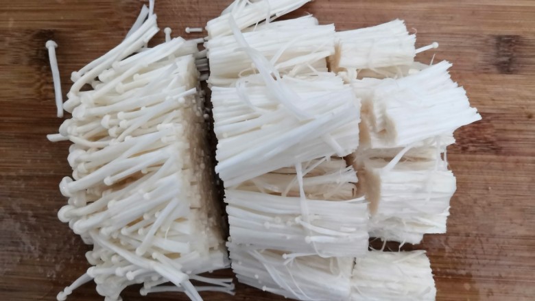 番茄金针菇汤,洗干净的金针菇,切成小段,备用