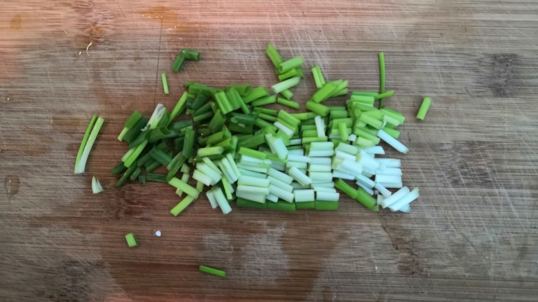 番茄金针菇汤,小葱洗干净,切成葱花,备用