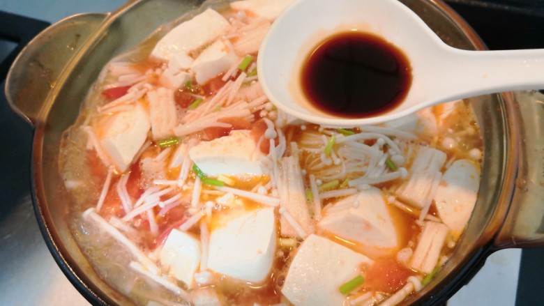 番茄金针菇汤,把<a style='color:red;display:inline-block;' href='/shicai/ 788'>生抽</a>倒入,调味
