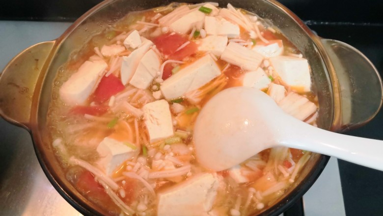 番茄金针菇汤,翻拌均匀,煮至沸腾后,关火