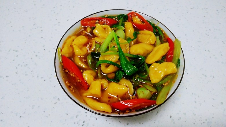 香辣南瓜猫耳面,加入适量面汤和炒熟的上海青,搅拌均匀