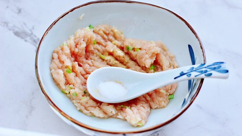 萝卜酿鸡肉~(电饭煲版),根据个人口味,加入适量的盐调味。