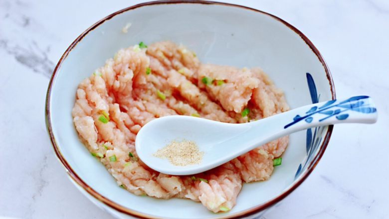 萝卜酿鸡肉~(电饭煲版),再加上<a style='color:red;display:inline-block;' href='/shicai/ 720'>胡椒粉</a>。