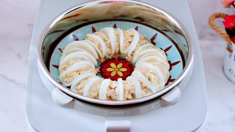 萝卜酿鸡肉~(电饭煲版),出锅咯,盘子里的蒸汽水余留特别少,闻着味道就特别香浓美味。