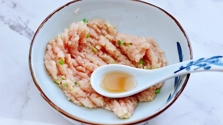 萝卜酿鸡肉～（电饭煲版）,把剁碎的鸡胸肉放入一个大一点的碗里，加入<a style='color:red;display:inline-block;' href='/shicai/ 718'>料酒</a>。