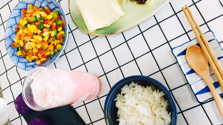 玉米炒虾仁,准备吃饭