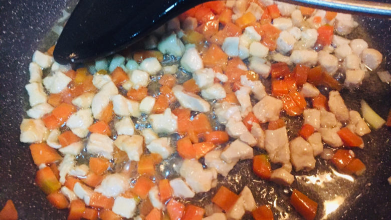 玉米炒虾仁,加入胡萝卜丁，中火继续翻炒半分钟