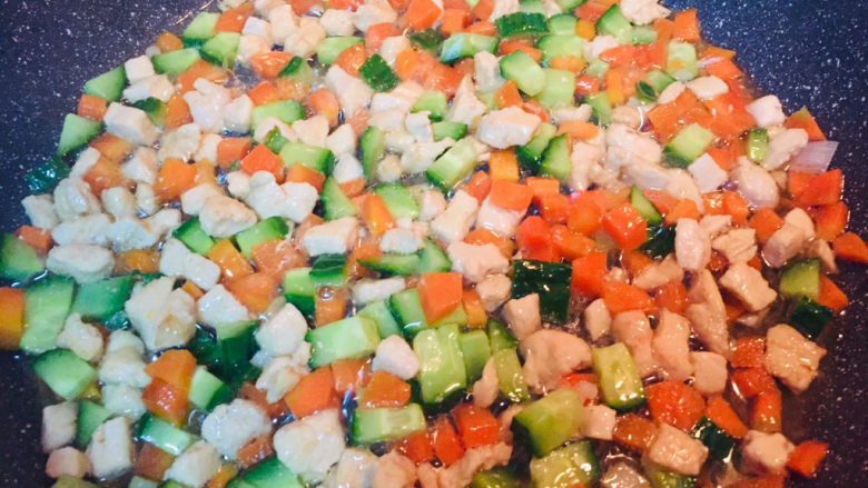 玉米炒虾仁,倒入黄瓜丁翻炒半分钟