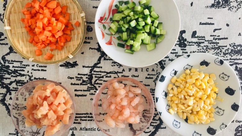 玉米炒虾仁,将<a style='color:red;display:inline-block;' href='/shicai/ 25'>胡萝卜</a>、<a style='color:red;display:inline-block;' href='/shicai/ 54'>黄瓜</a>、<a style='color:red;display:inline-block;' href='/shicai/ 101'>鸡胸肉</a>切丁，<a style='color:red;display:inline-block;' href='/shicai/ 500'>玉米</a>脱棒取<a style='color:red;display:inline-block;' href='/shicai/ 500'>玉米</a>粒，<a style='color:red;display:inline-block;' href='/shicai/ 287'>虾仁</a>切两段备用