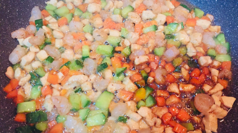 玉米炒虾仁,放入盐、<a style='color:red;display:inline-block;' href='/shicai/ 756'>鸡精</a>、<a style='color:red;display:inline-block;' href='/shicai/ 788'>生抽</a>、白糖