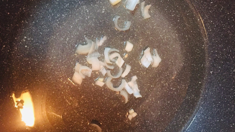 玉米炒虾仁,<a style='color:red;display:inline-block;' href='/shicai/ 3250'>葱</a>切成<a style='color:red;display:inline-block;' href='/shicai/ 3250'>葱</a>花，锅内油热煸香