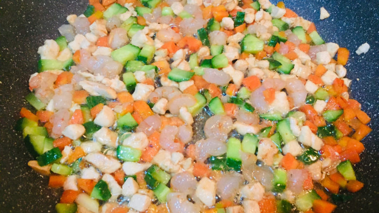 玉米炒虾仁,倒入虾仁翻炒2分钟左右